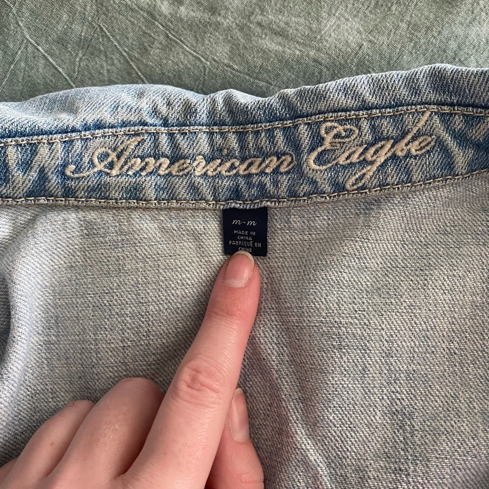 American Eagle Women’s Cropped Denim Jacket | Light Wash | Distressed | Medium - Picture 4 of 5